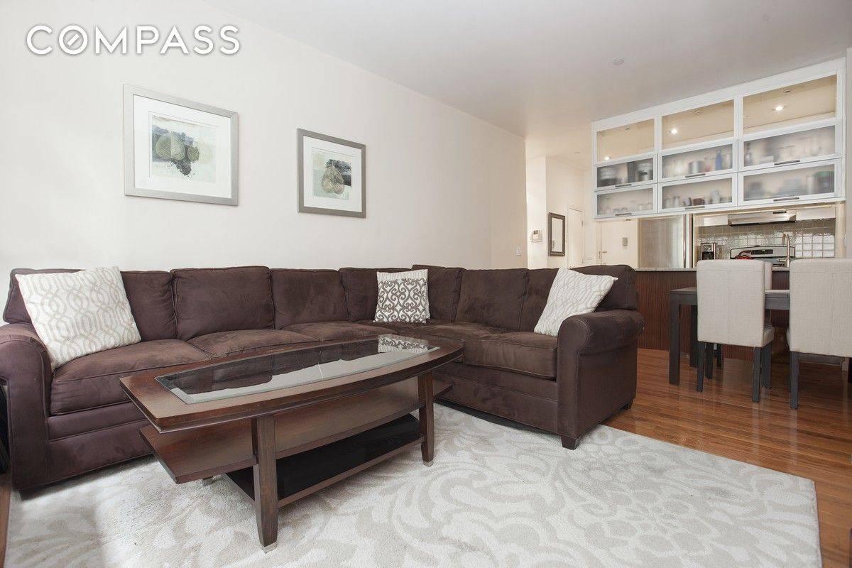Take advantage of this exceptional opportunity to occupy a one bedroom residence at The Queens Plaza Condo.