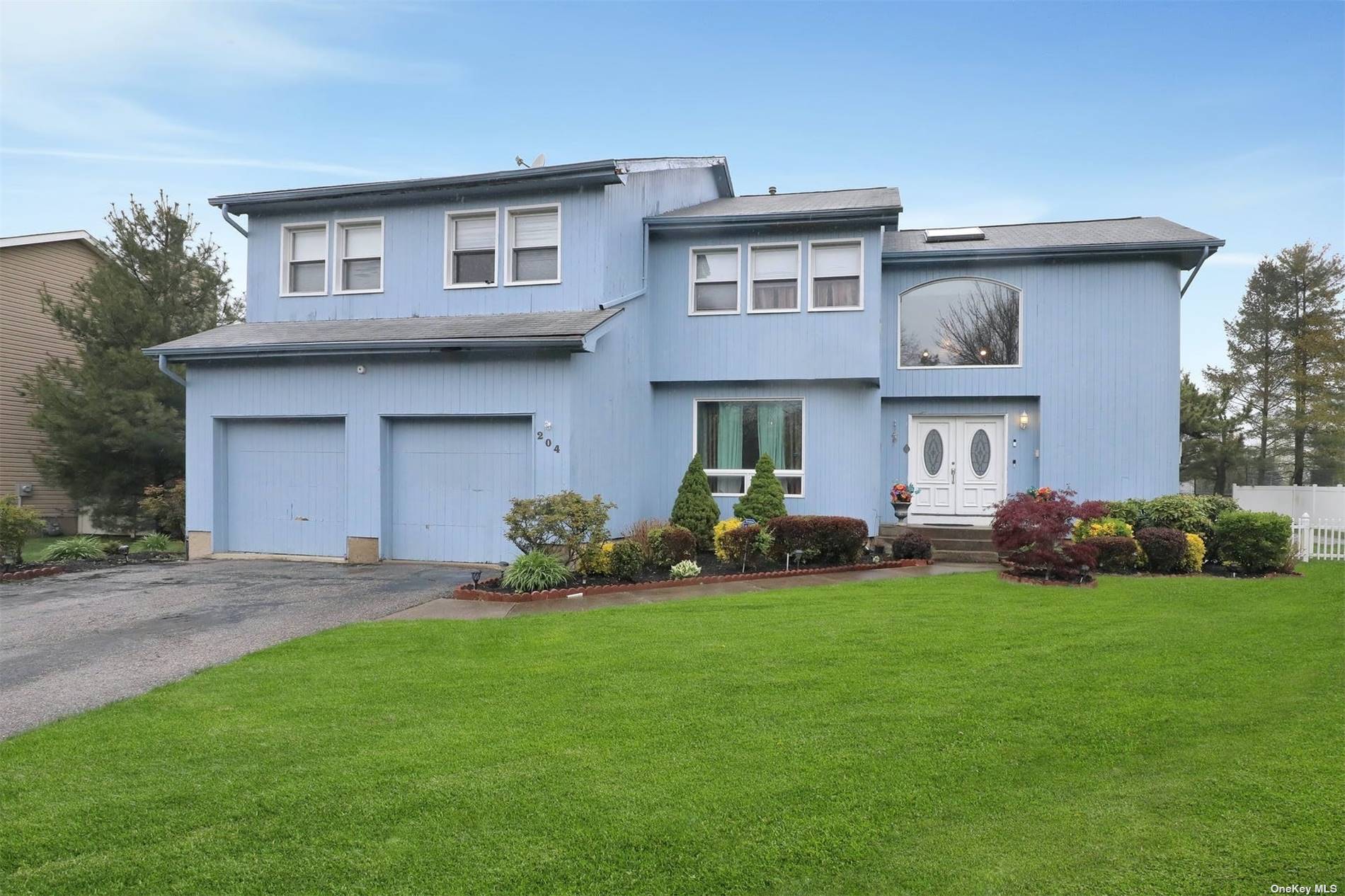 Spacious Contemporary Style Home Situated in Melville Court sequestered between SUNY Farmingdale amp ; Bethpage State Park which has the famous Black Course for those of you who are golfers ...