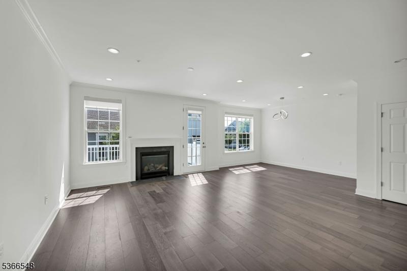 Living Room w Gas fireplace