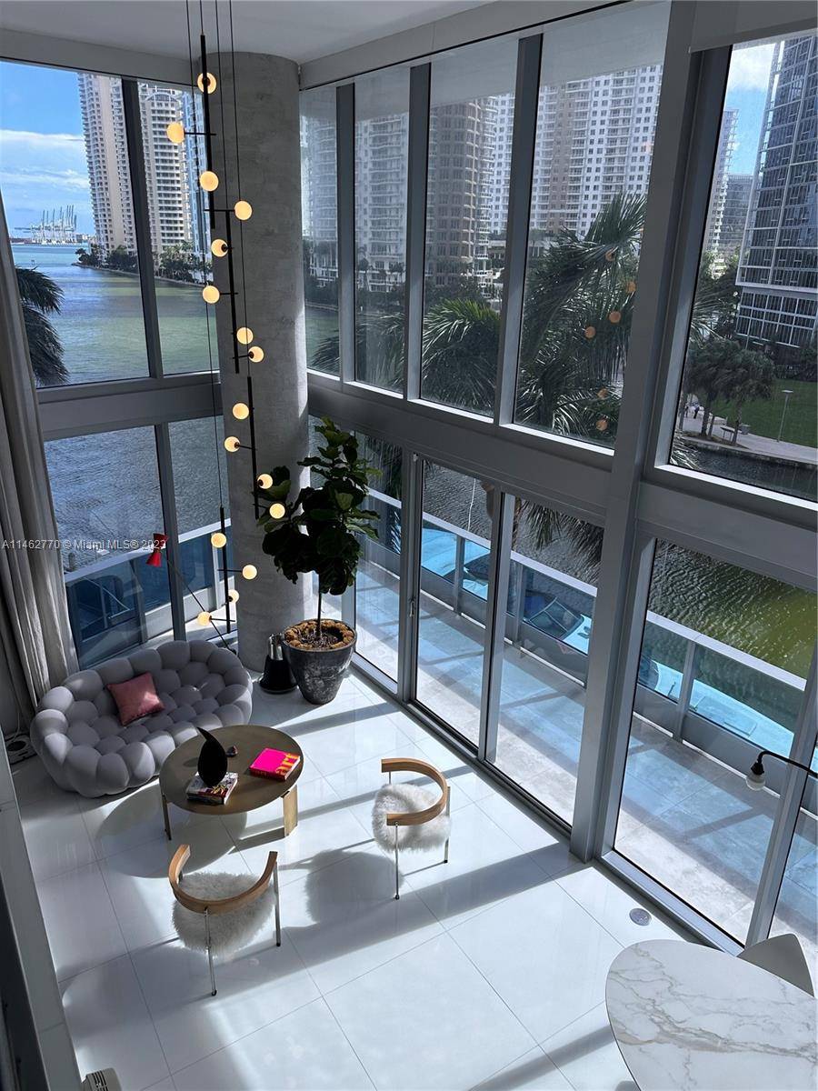 Welcome to Miami ! Watch the yachts go by from this oversized terrace overlooking Biscayne Bay and the Miami River.
