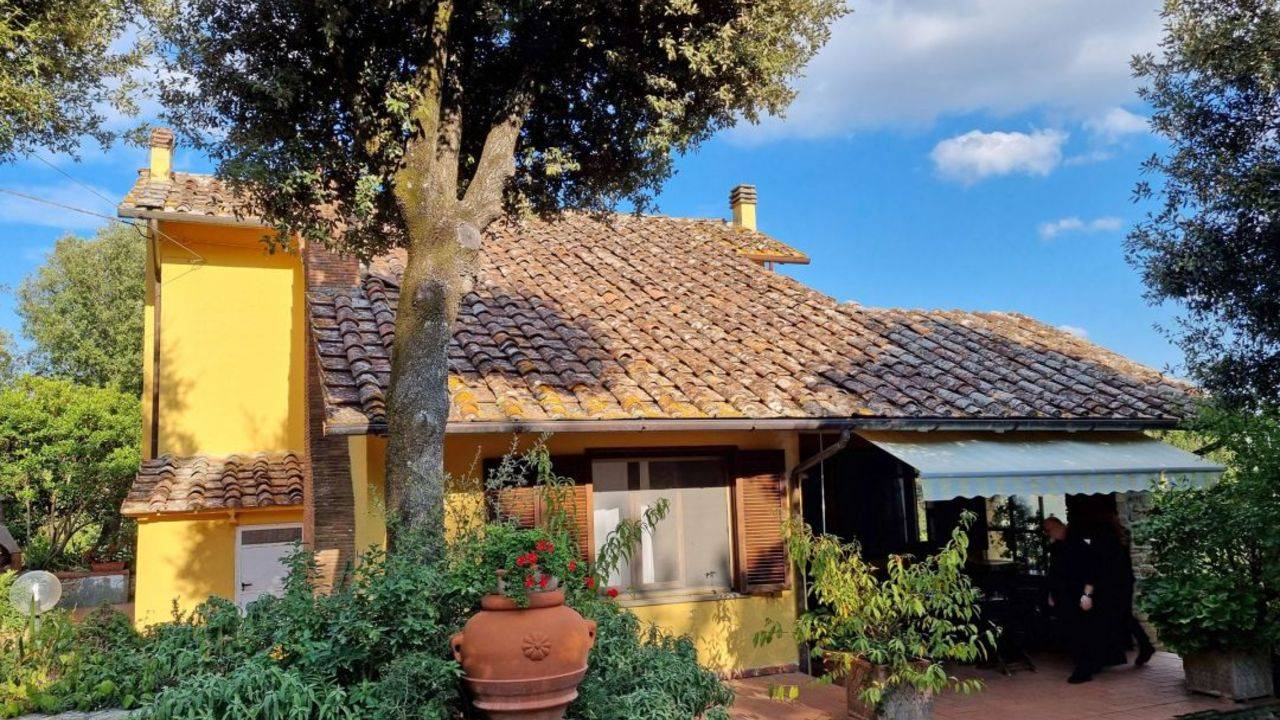 Detached villa with garden and land with wood for sale in the province of Arezzo in Civitella in Valdichiana, Tuscany. Panoramic position