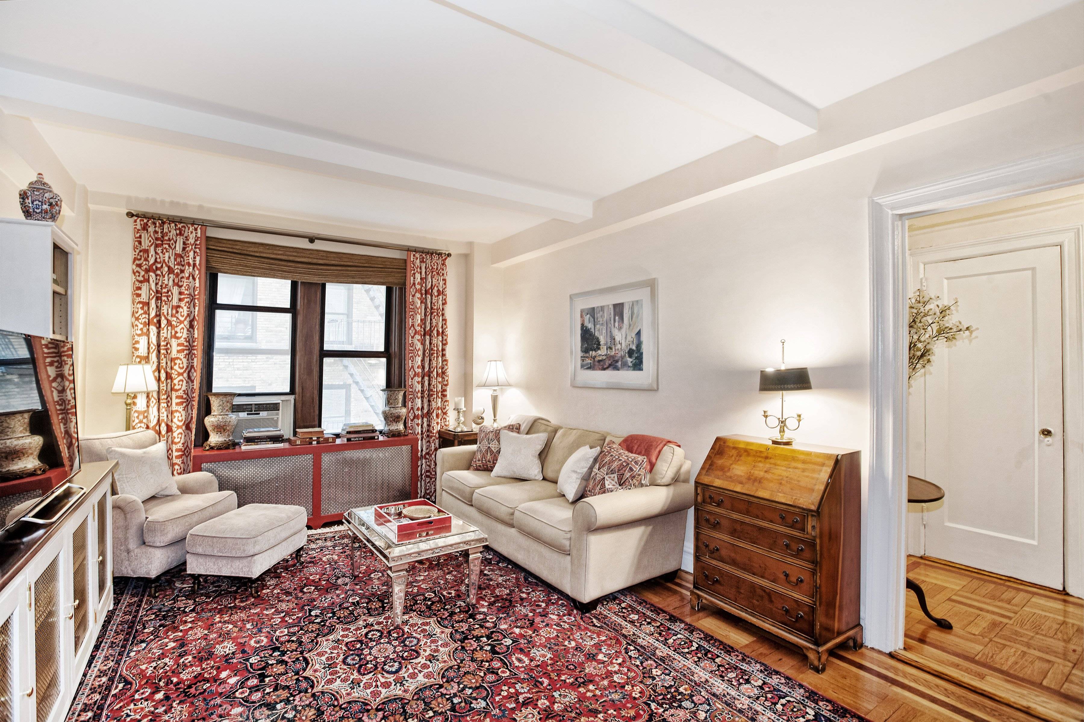 Presenting a lovely, fully renovated prewar one bedroom in prime Carnegie Hill off Park Avenue.