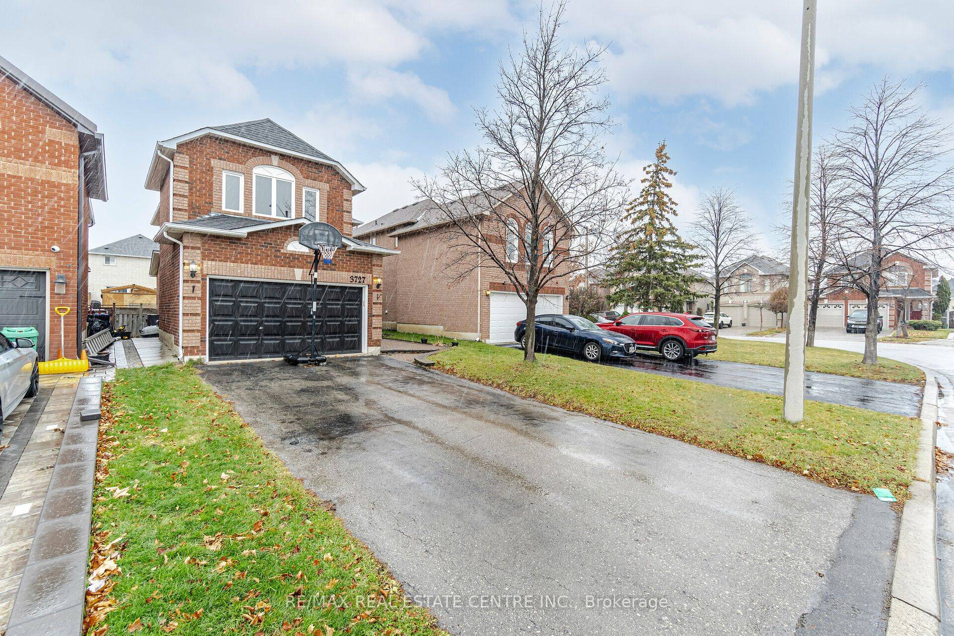 Gorgeous Luxury Detached House Located In A Friendly Desirable Neighborhood In Lisgar.