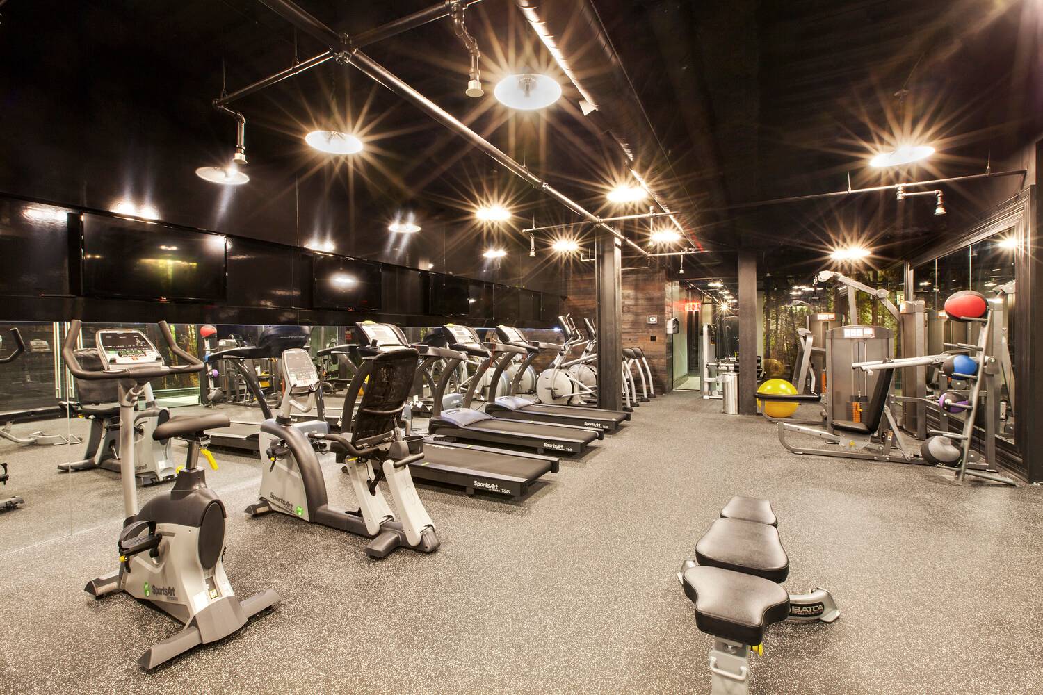 The Crescent Club is a full service modern luxury building in Long Island City, which features amazing 360 degree views of the Manhattan skyline.
