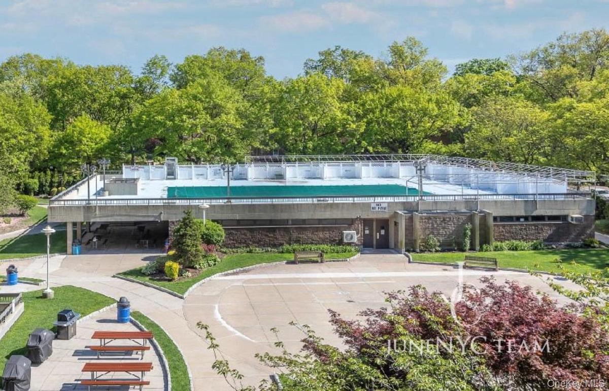 Resort-Style Outdoor AmenitiesEnjoy an outdoor swimming pool, BBQ and picnic area, children’s playground, and community/concourse room, all surrounded