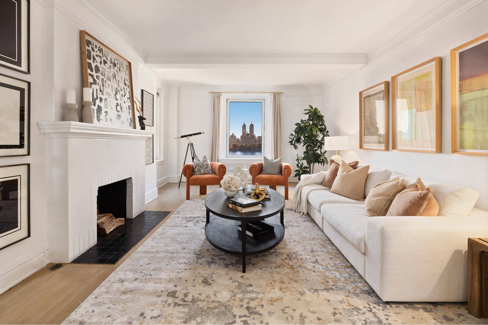 Behold sensational views of the Jacqueline Kennedy Onassis Reservoir in Central Park immediately upon entering into this elegant classic six.