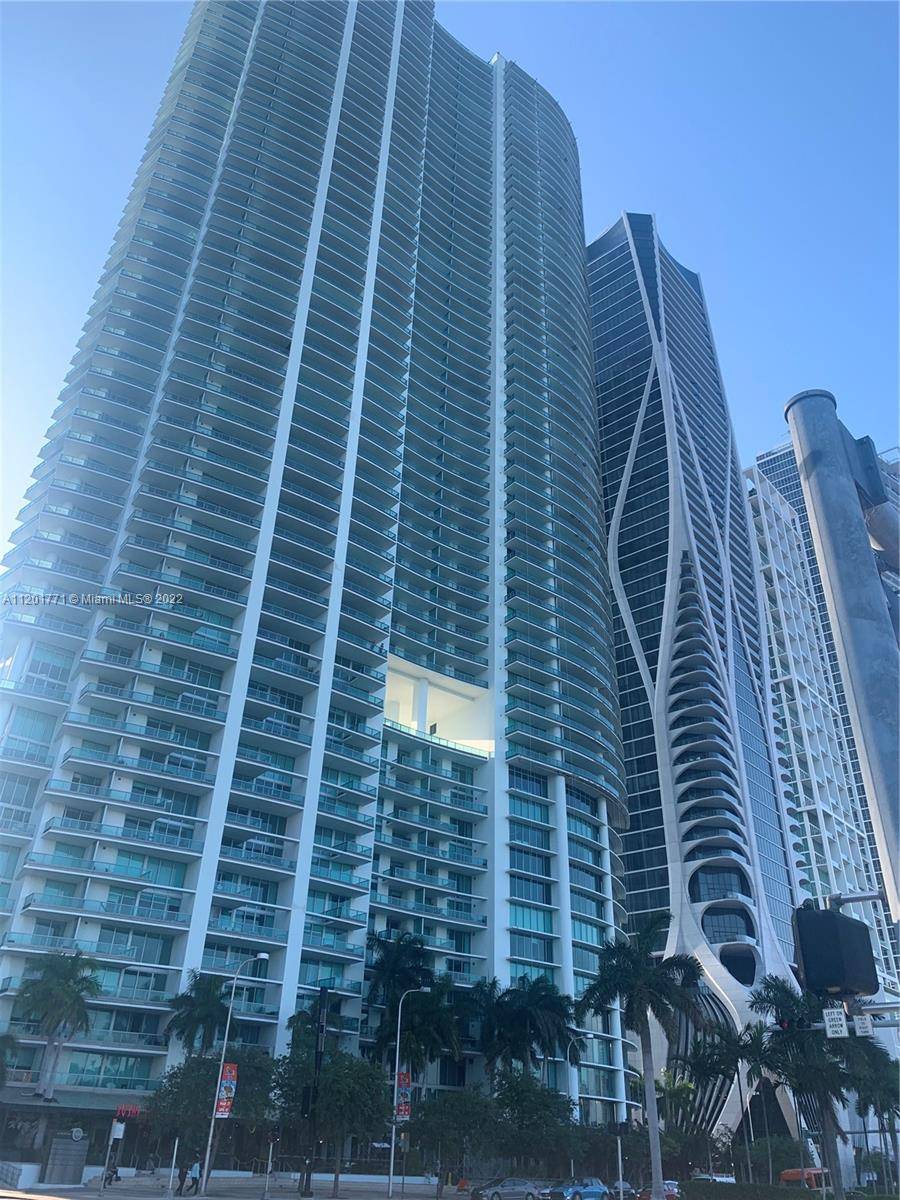 This beautiful 50th floor suite, located in the luxury high rise 900 Biscayne has breathtaking views from both balconies.