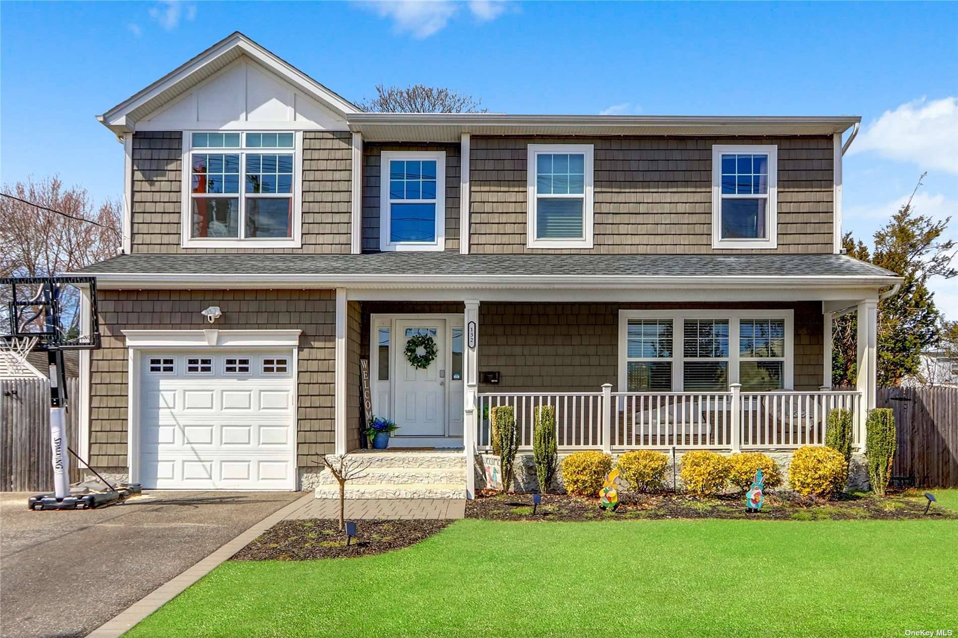 Welcome home to this gorgeous Colonial located in the East Park Gardens section of Farmingdale.