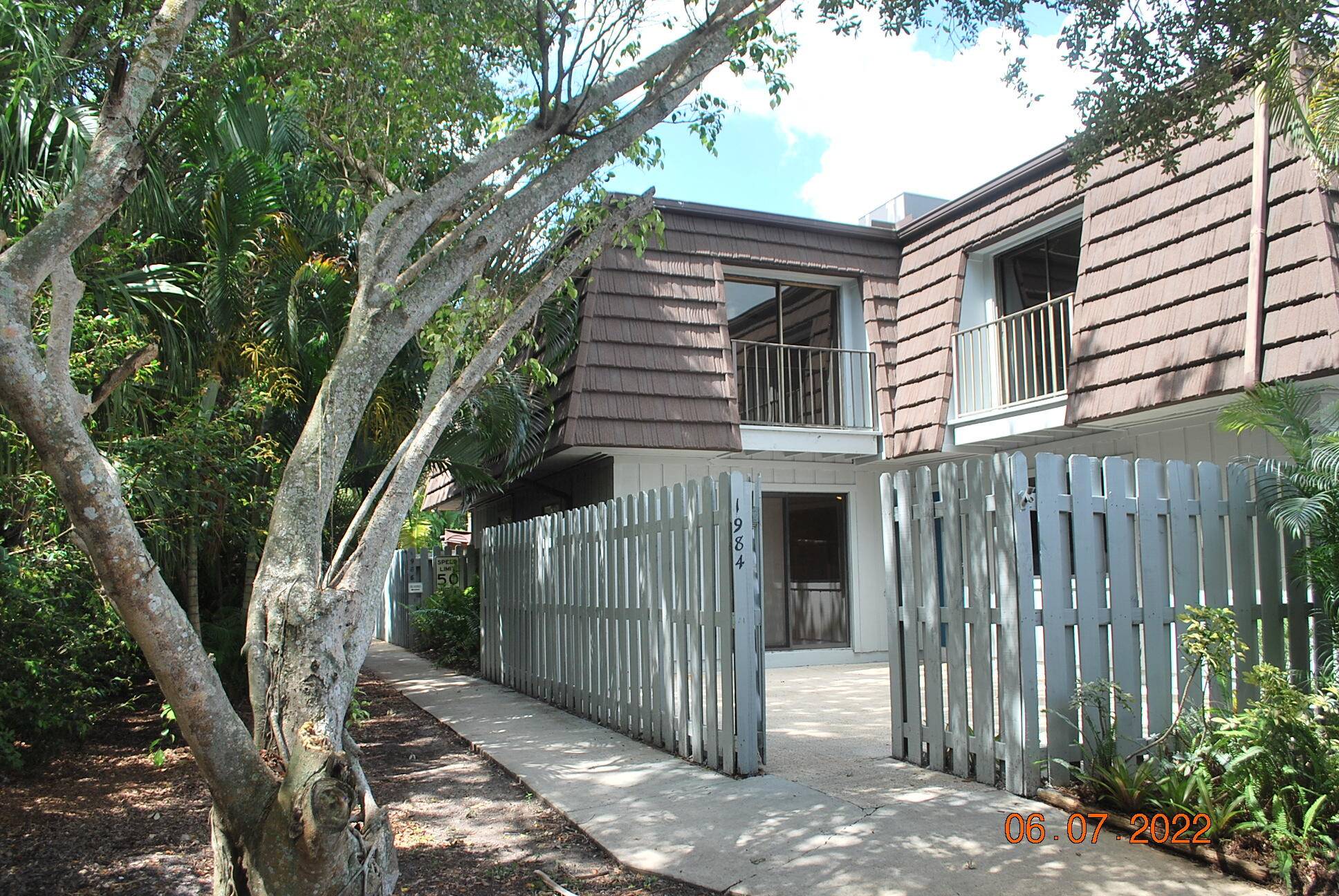 Townhouse in the heart of Jensen Beach with just minutes to the beach and downtown.