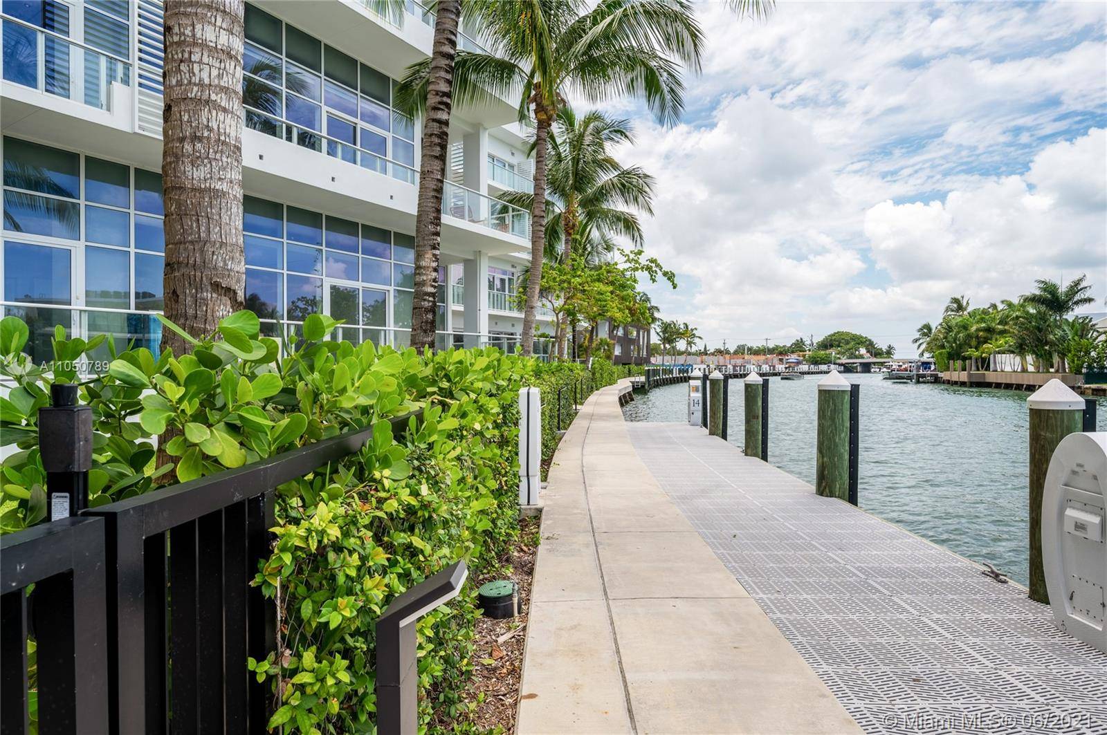Waterfront Ground floor LakeHouse apartment with hi ceilings, beautiful Lake and intracoastal views.