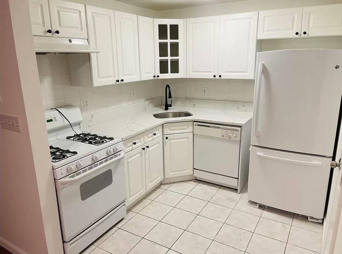 Huge 3 beds 2 bath apartment available 4 15Beautiful 3 bedroom 2 Bath in perfect location close to all astoria has to offer 2 large balconies Next to Astoria park ...