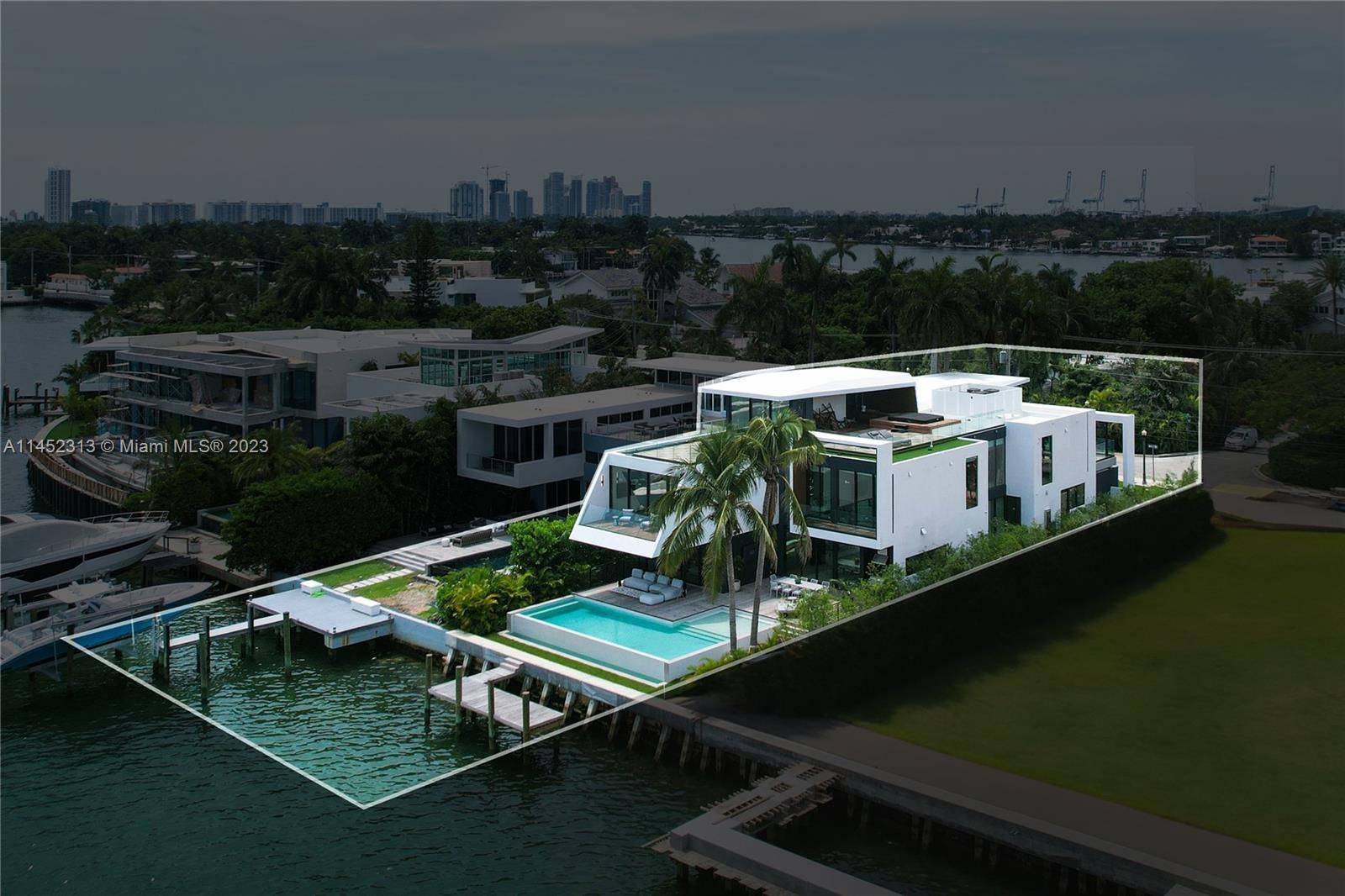 OPEN BAY VIEWS ON THE VENETIAN ISLANDS FROM THIS MODERN TROPICAL WATERFRONT ESTATE MASTERFULLY DESIGNED BY TOGU DESIGN !