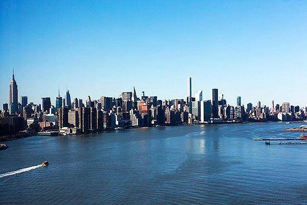 Enjoy panoramic views of Manhattan skyline from the 31st floor of this lovely one bedroom apartment.