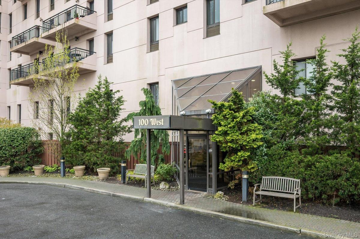 View of apartment building / complex