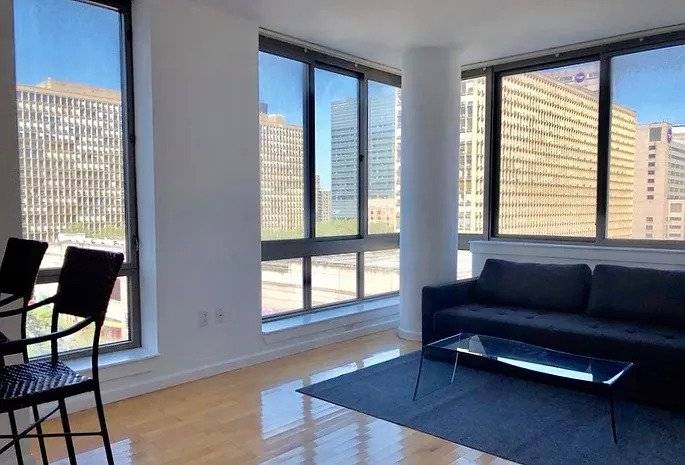 Located on the 8th floor, this corner 1 bedroom, 1 bathroom residence features stunning direct views of the Chrysler Building and MetLife Building from its expansive floor to ceiling living ...