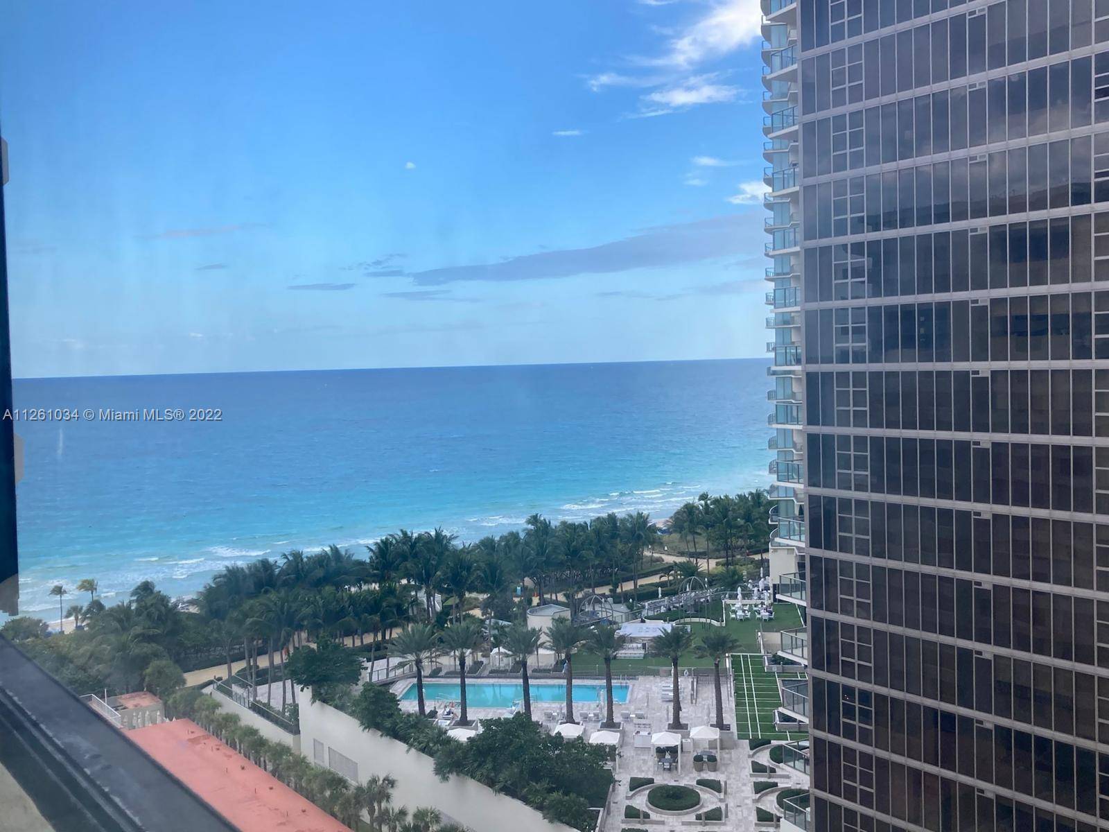 Stunning views from this high floor R line exposure of the intracoastal, the ocean, and the beautiful skyline of Miami.