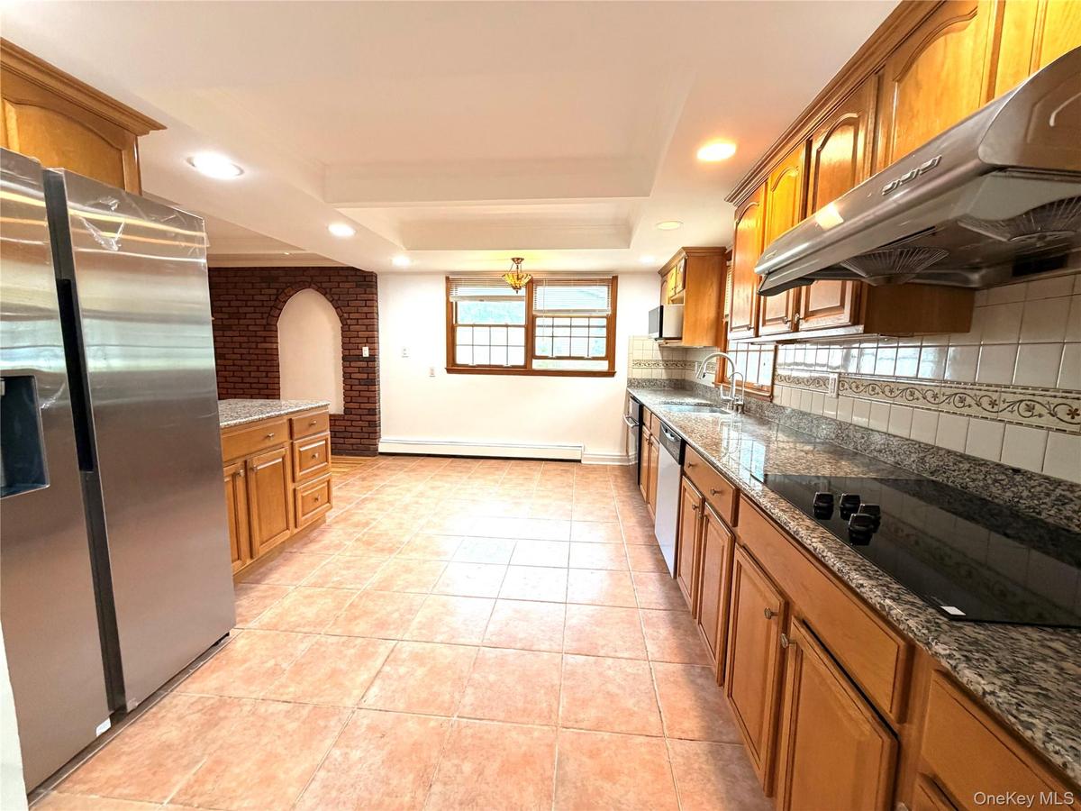 Front Entrance look to the kitchen