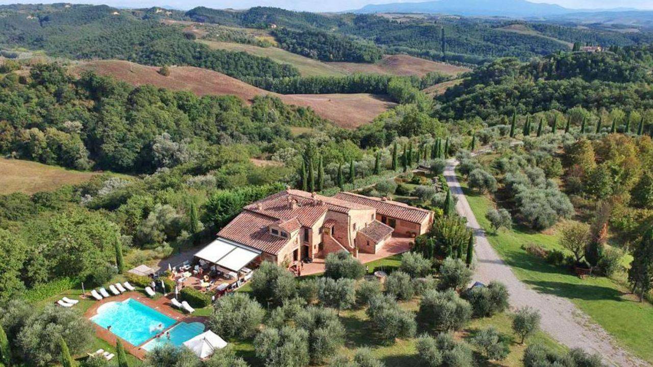 Ancient farmhouse with 7 flats, 11 bedrooms, 11 bathrooms, garden, pool and outbuilding with wellness centre for sale in the province of Siena.