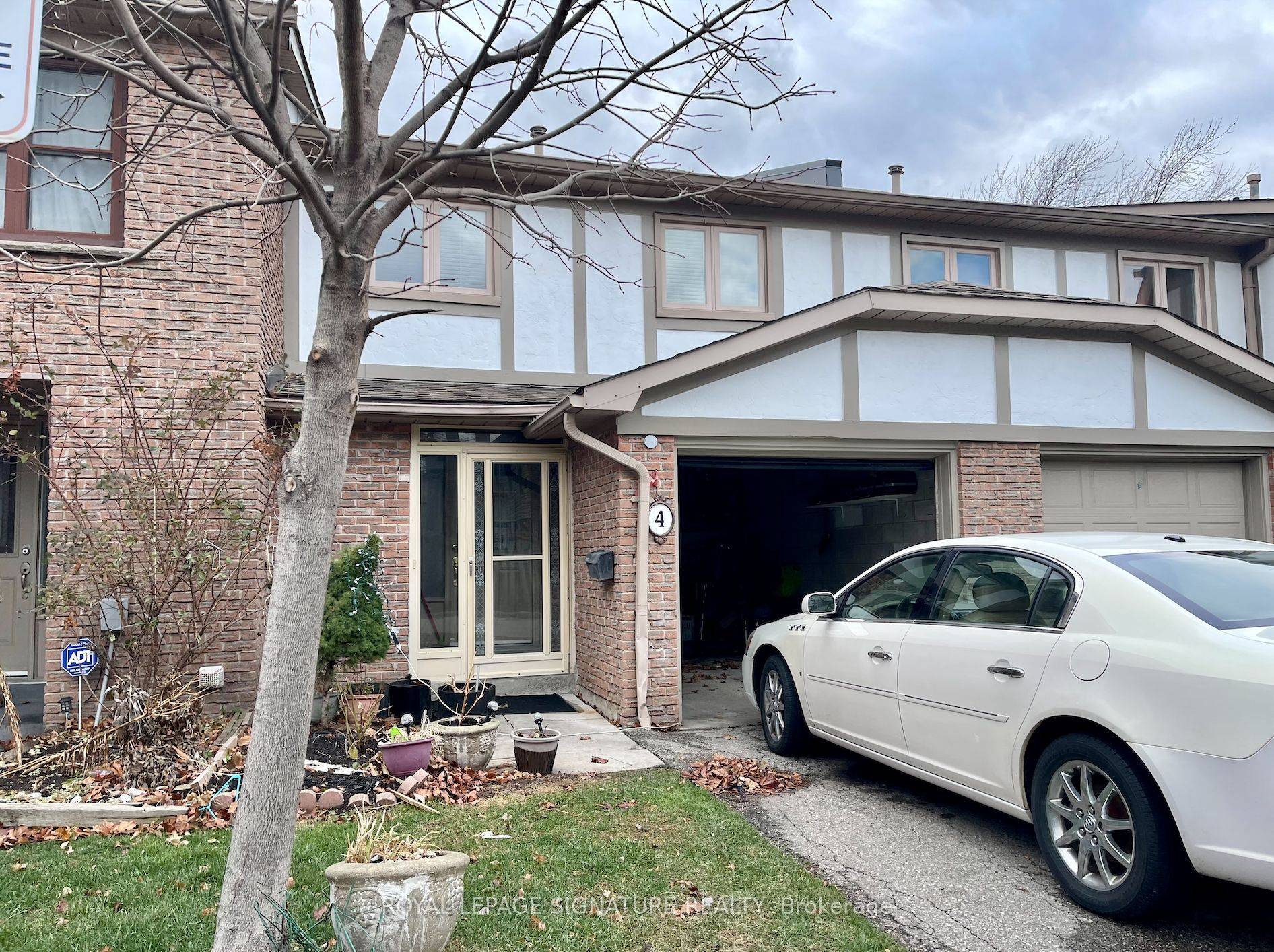 Meticulously kept home located in one of Bramalea's Complexes.