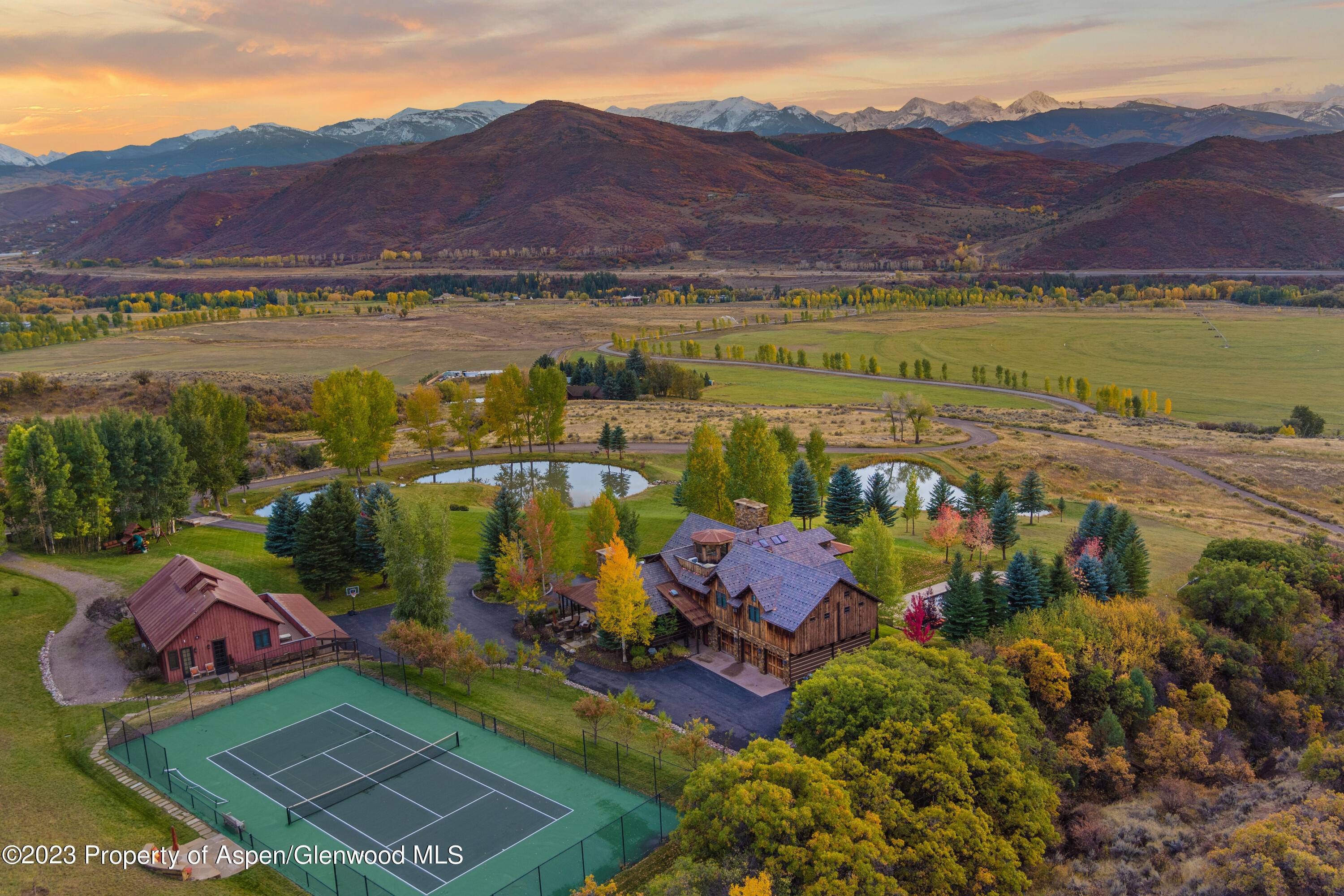 725 Aspen Valley Downs combines mountain elegance, breathtaking views, and exceptional amenities.