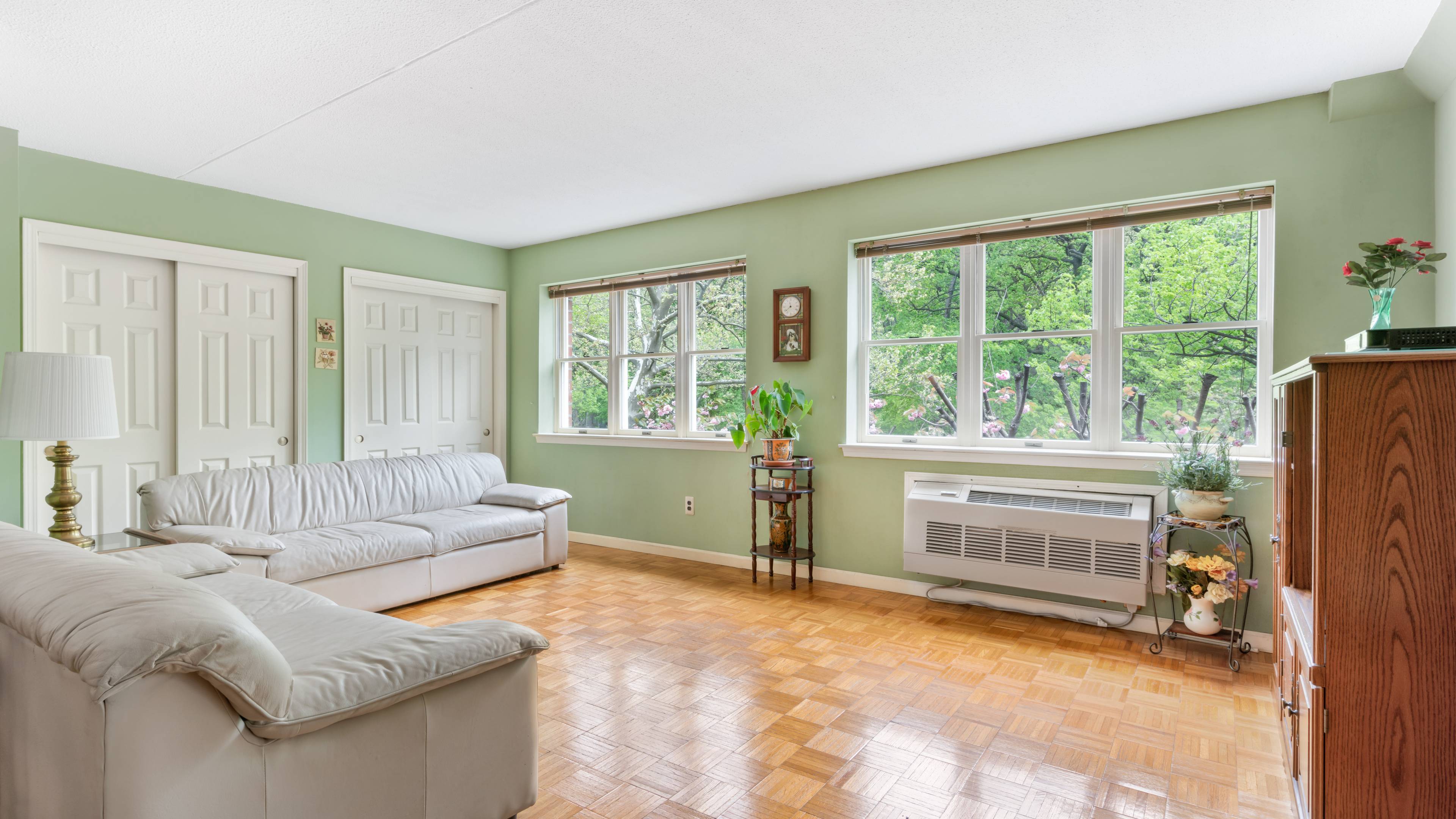 Windsor Terrace 2BR condo facing Prospect Park with an indoor parking spot !
