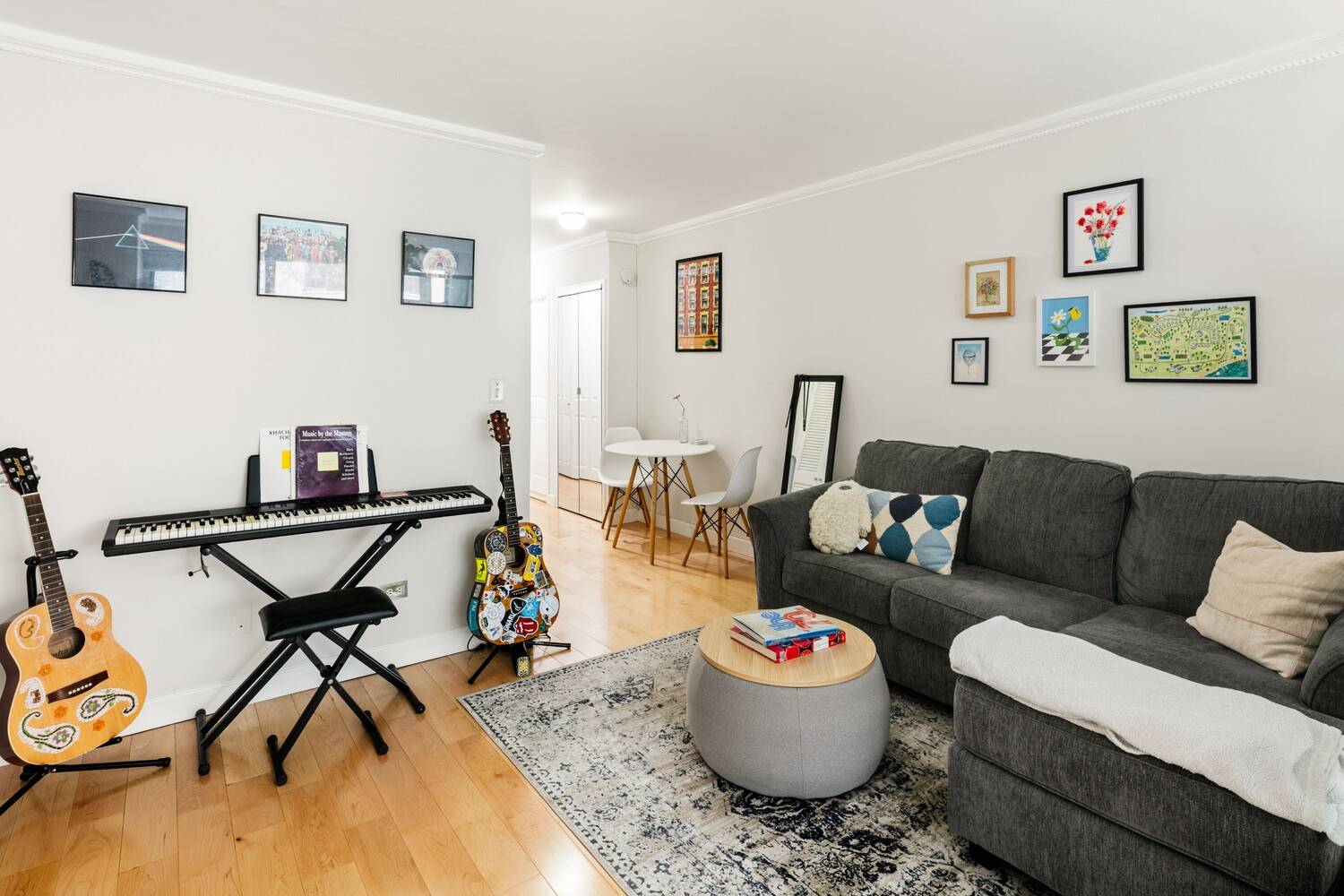 Welcome to this charming studio located in the heart of Midtown East.