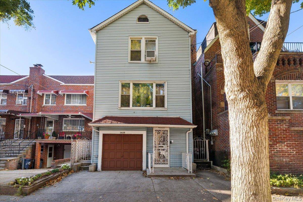 Excellent Location ! This detached one family is centrally located, Close to schools and transportation.