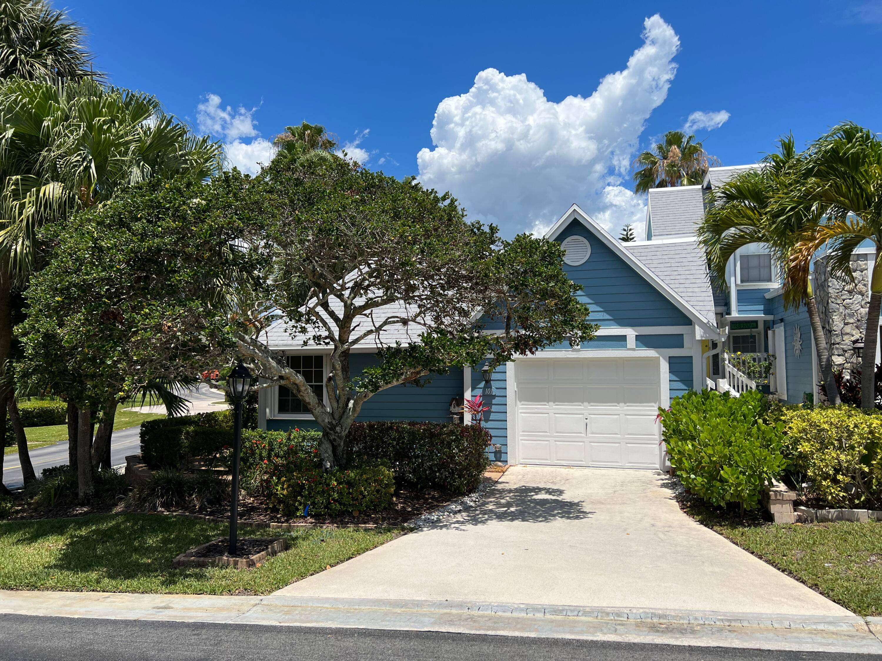 Beautifully updated 3 bedroom 2 bath one story villa in Ocean Dunes within walking distance to the beach in Jupiter !