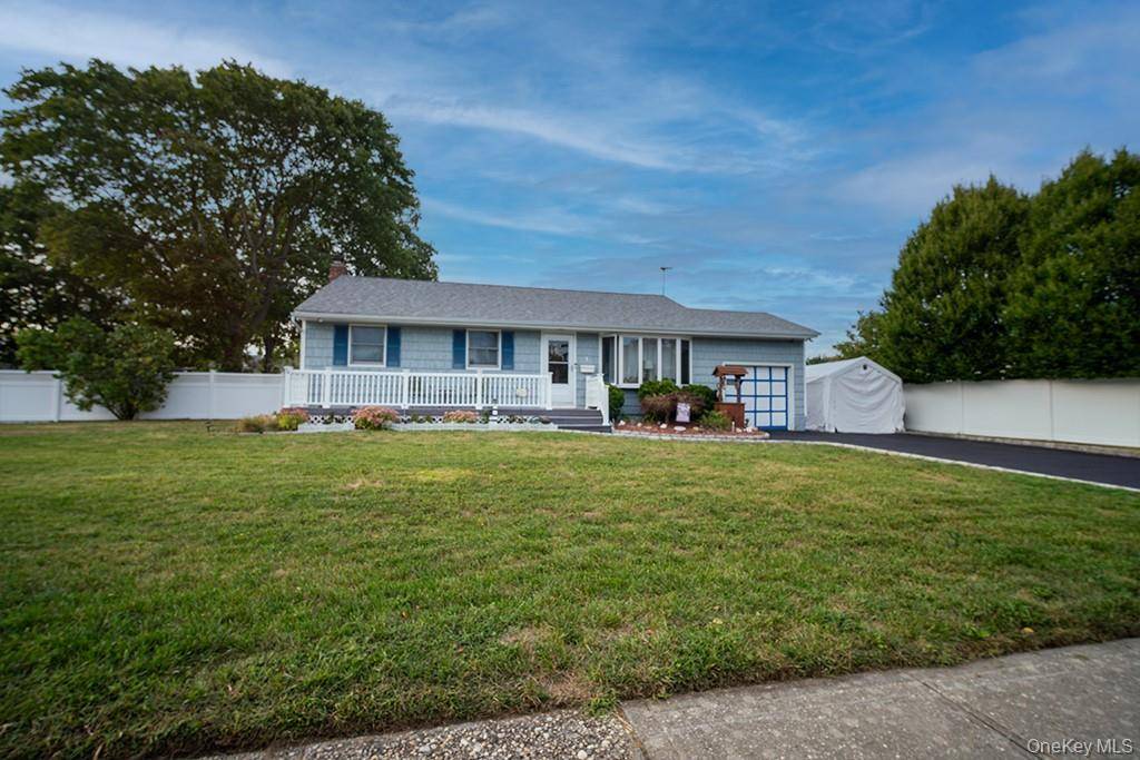 Welcome to this inviting and cozy 3 bedroom, 2 bathroom home located in the highly sought after Arnold Estates neighborhood.