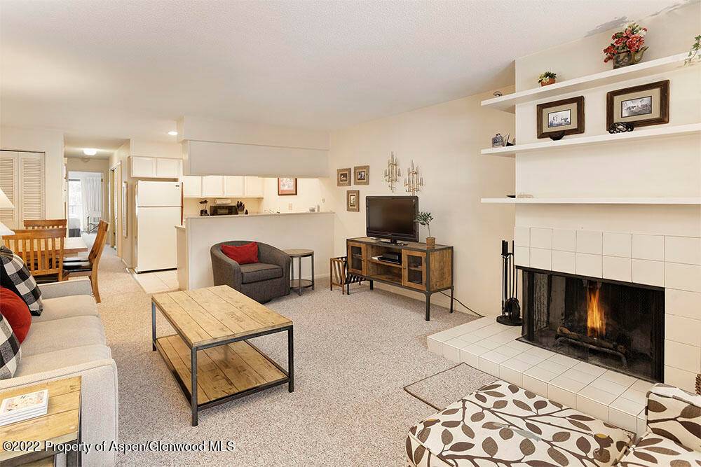 2nd floor 2 bed, 1. 5 bath economy unit is located in downtown Aspen, only three blocks from the Silver Queen Gondola.