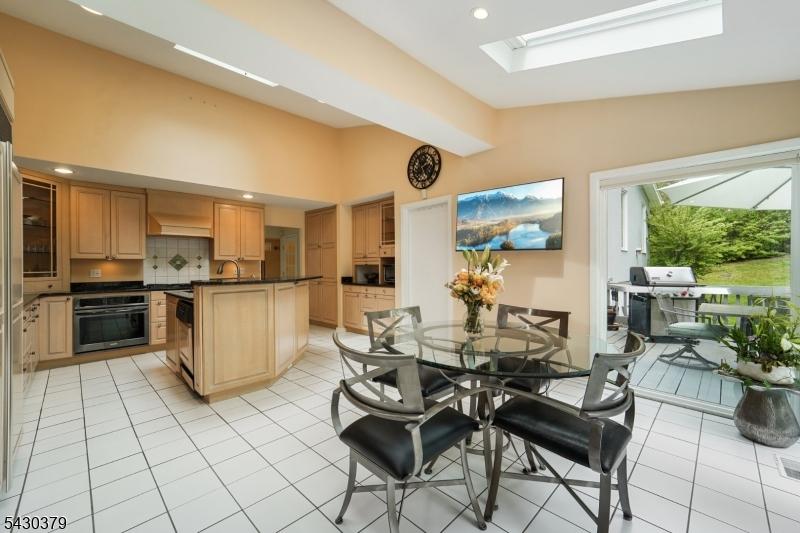 Eat-in Kitchen