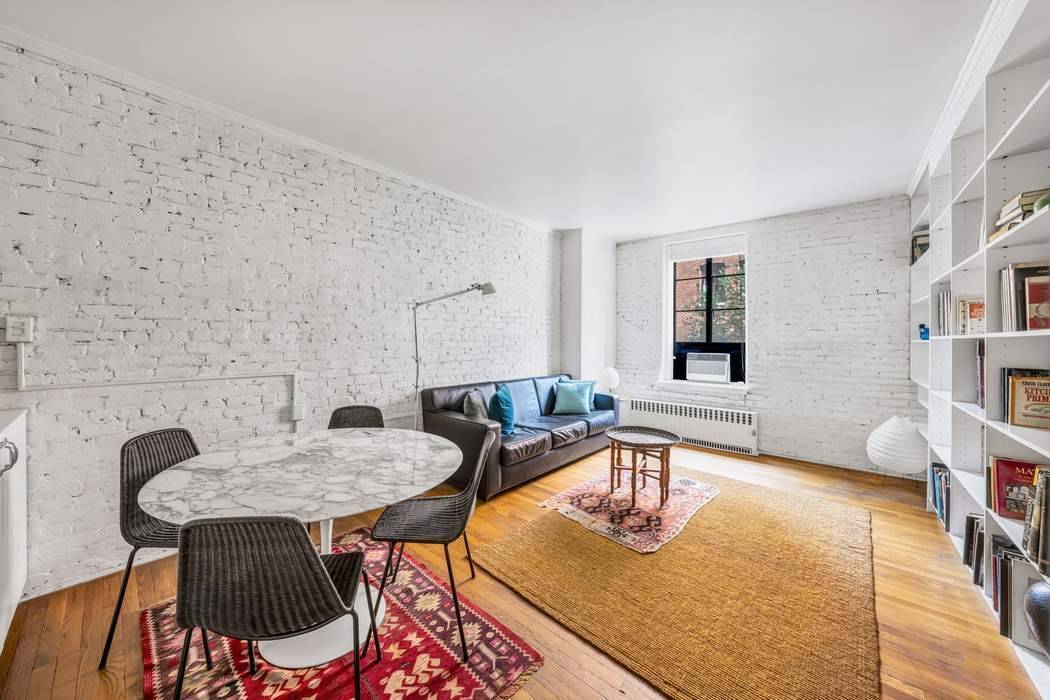 RESIDENCE A rare opportunity exists to acquire and renovate a large 1 Bedroom 1 Bath loft in New York City s West Village.