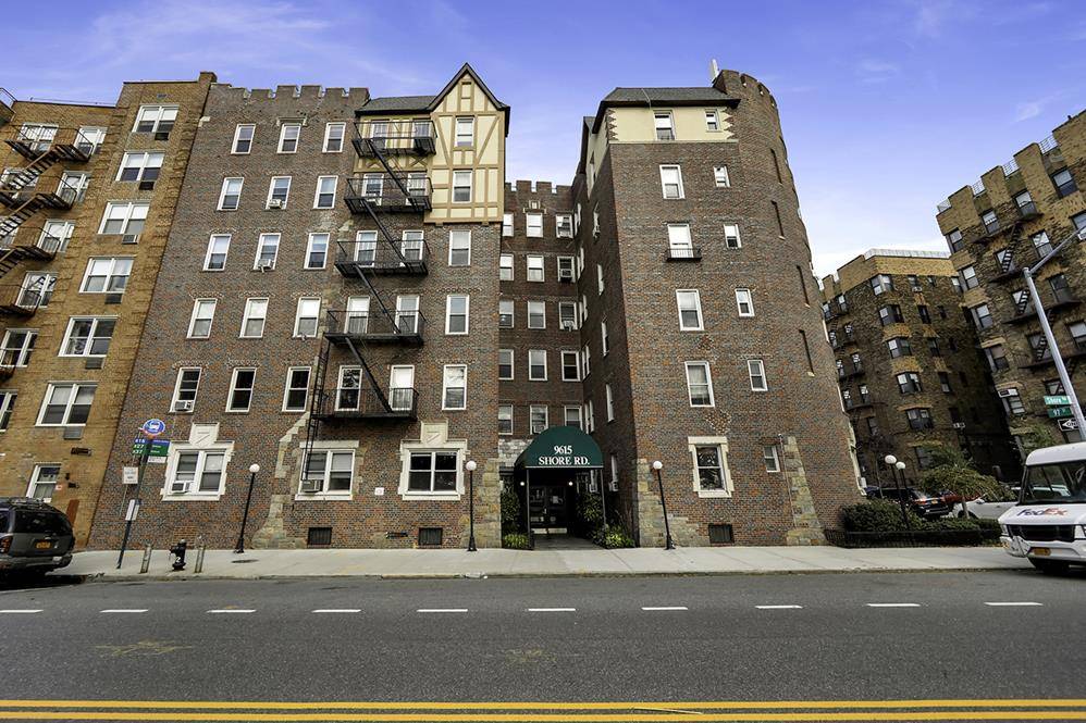 Make your home in Bay Ridge, Brooklyn in this spacious 2 bedroom, 1 bathroom apartment.