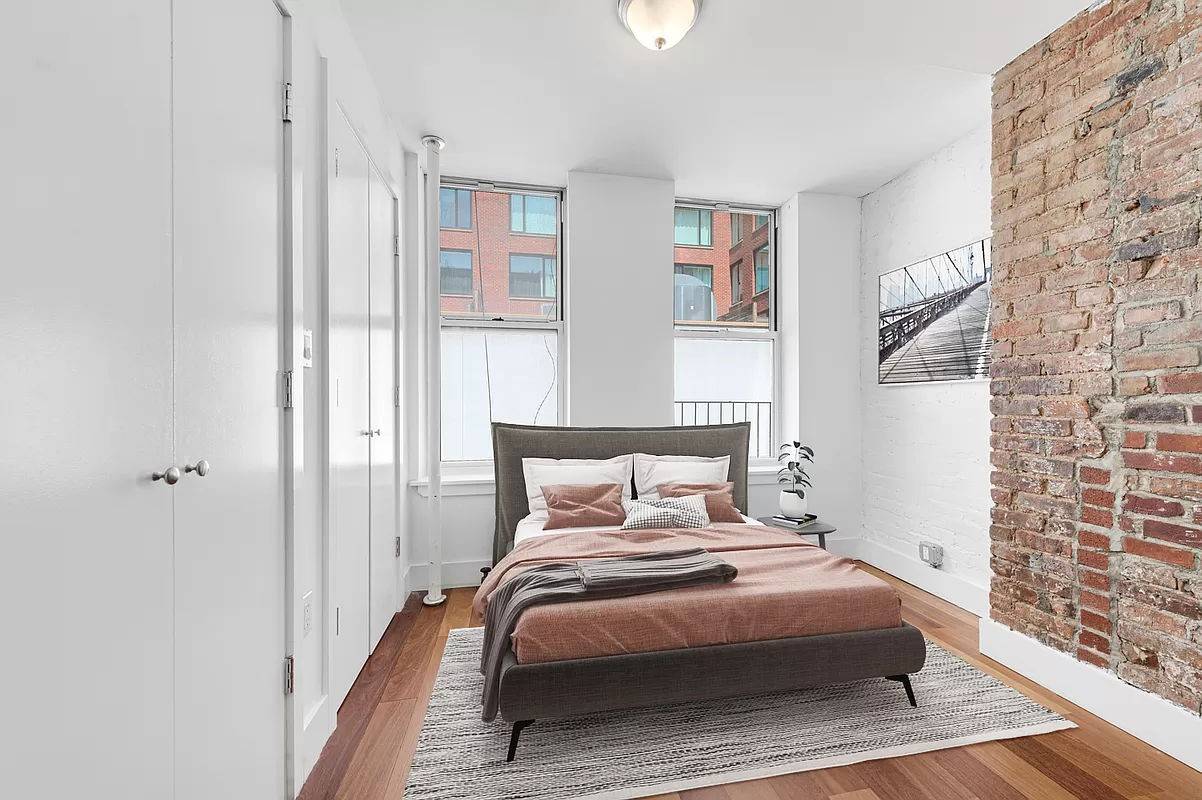 Bright and renovated 1 bedroom in the heart of it all on Ludlow Street !