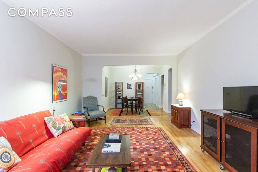2 BEDROOM OASIS ON RIVERSIDE DRIVE Gorgeous natural light floods this lovely home through 3 exposures.