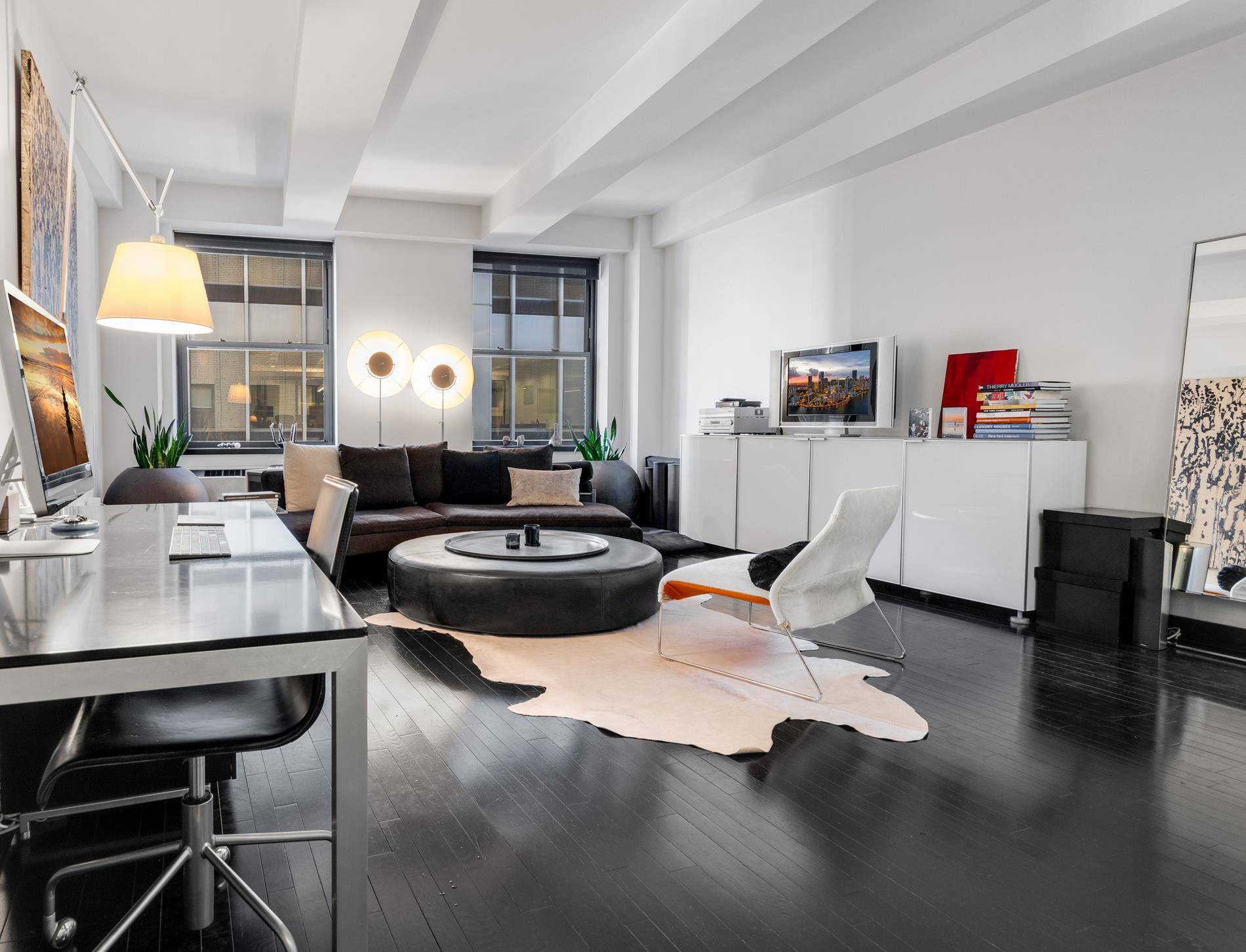 Step into apartment 516, a spacious loft spanning 1, 006 square feet at 20 Pine Street.