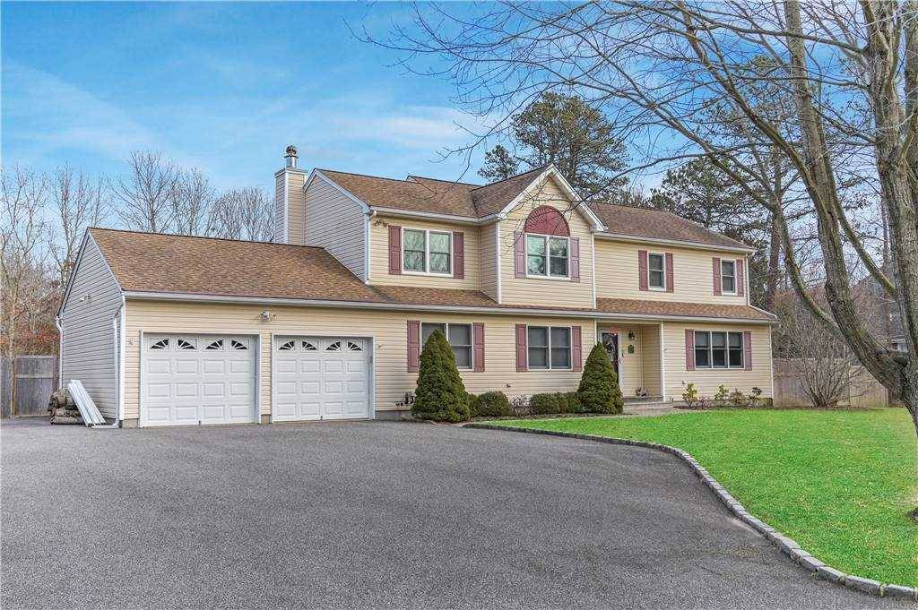 Start your new year right in this ready to move in home on a lovely cul de sac in East Quogue.