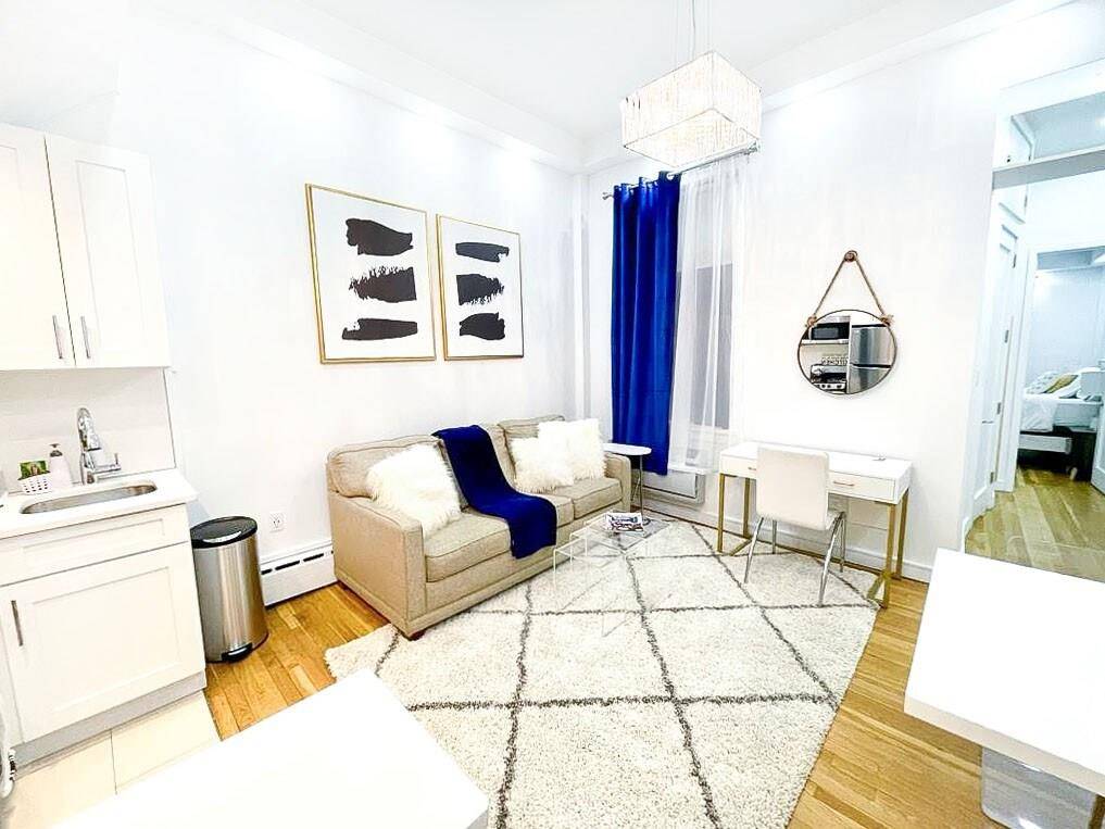 ndulge in the epitome of urban living with this exquisite, fully furnished one bedroom apartment, ideally situated just steps away from shops, restaurants, subways, and the iconic Central Park.