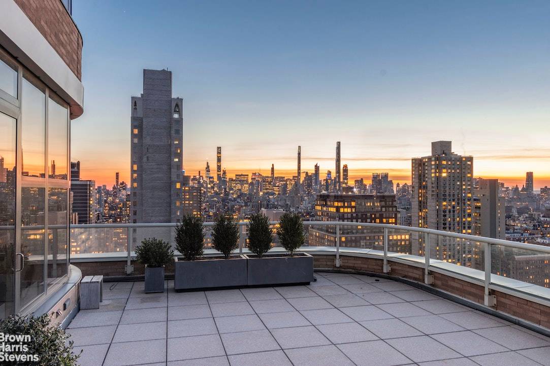 Feel on top of the world on your impressive private 950 sq ft oasis of a terrace with sweeping views of the city !