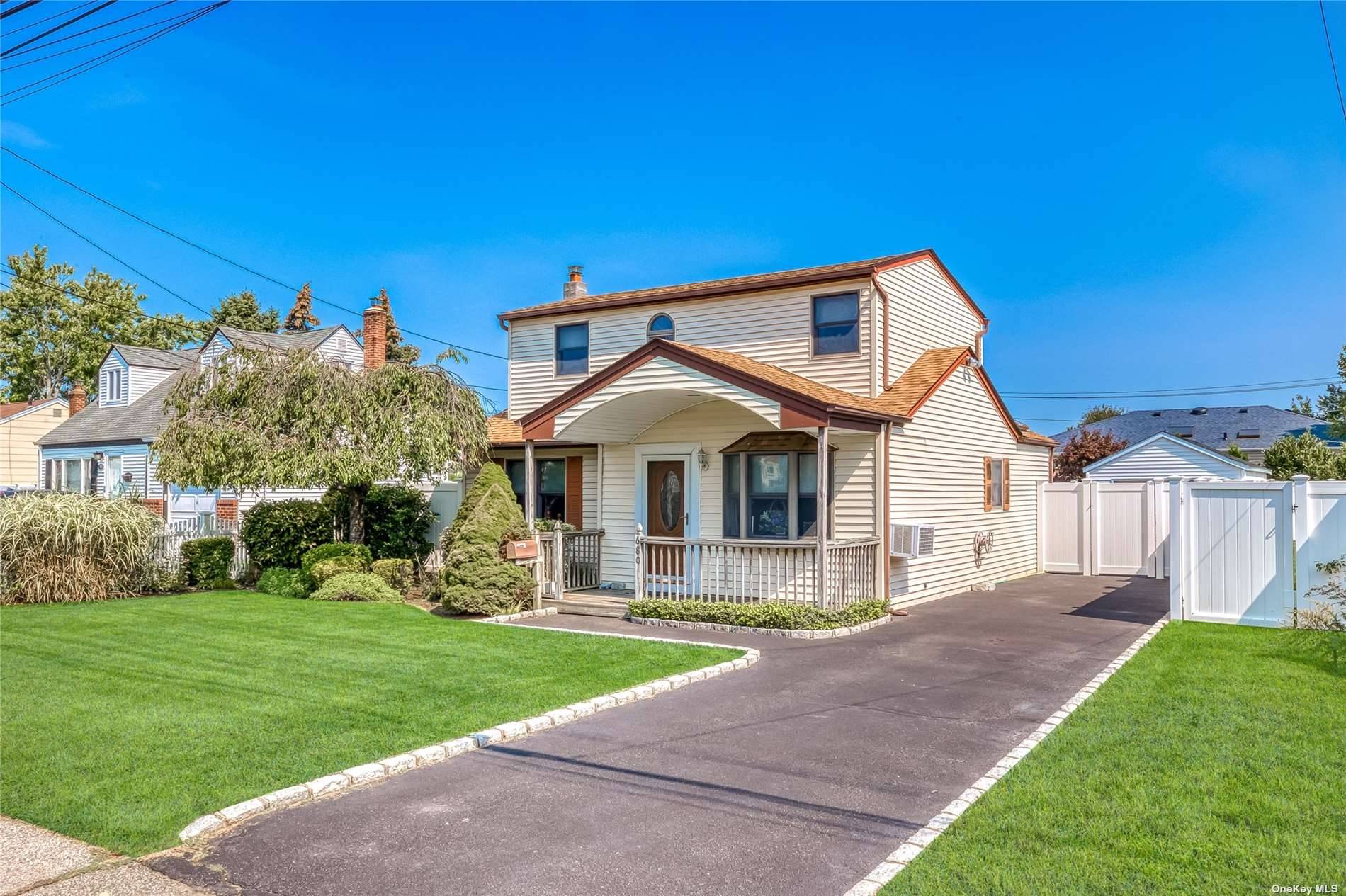 Warm Bright And Airy Expanded Cape Located In The Heart Of Lindenhurst.