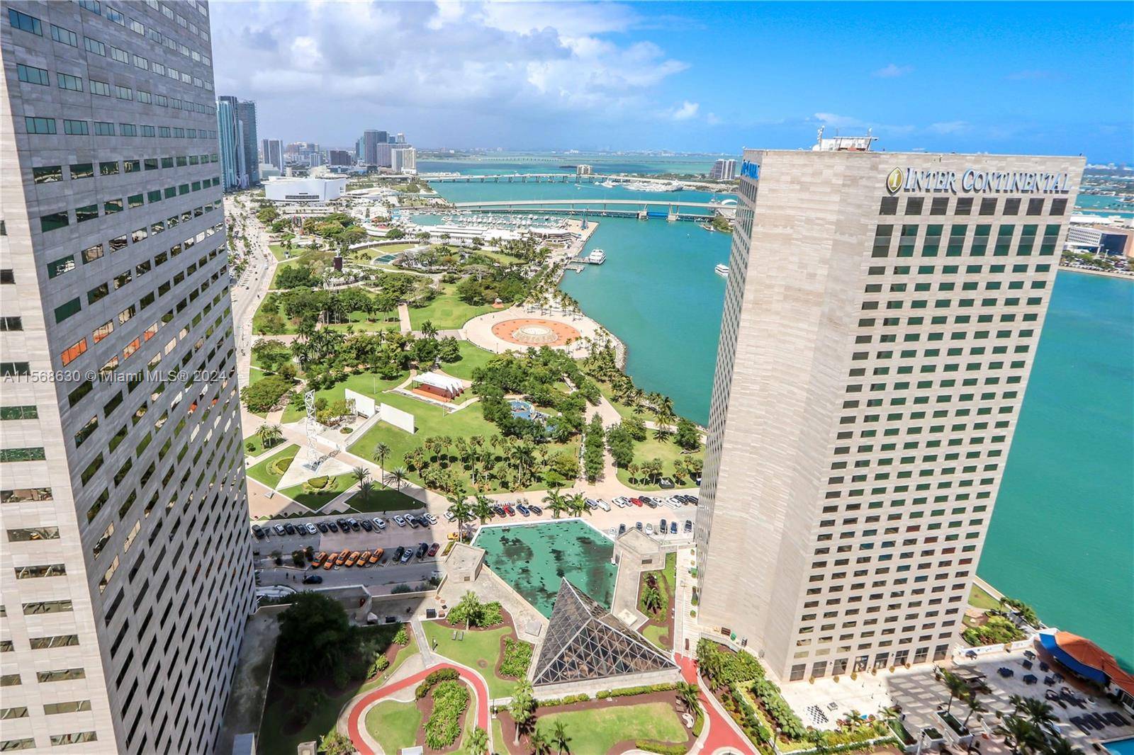 Beautiful 1bd 1bth condo with direct views of Biscayne Bay, Bayfront Park and Miami Skyline.