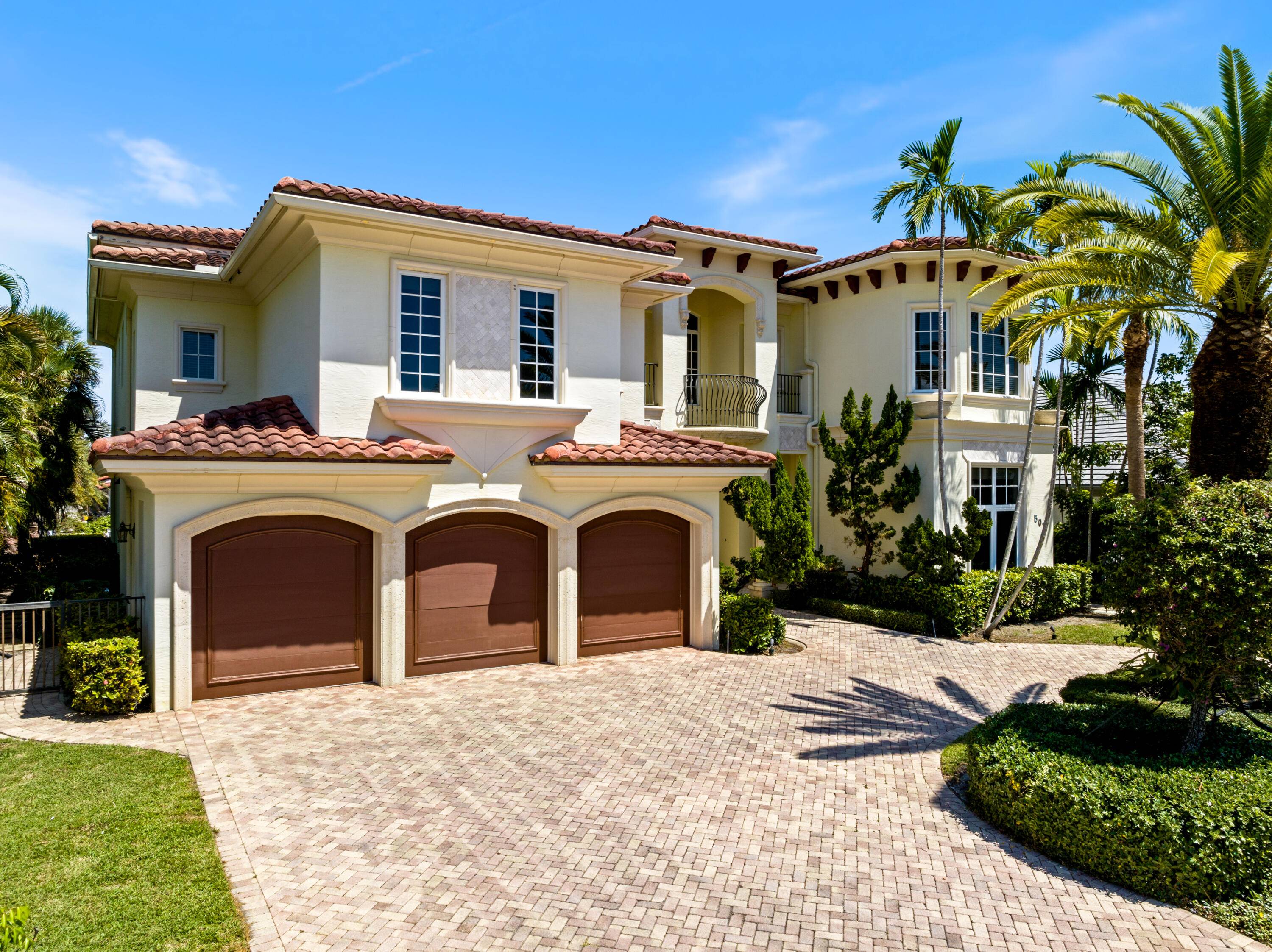 Welcome to Paradise ! Golden Harbour is one of the most prestigious neighborhoods in East Boca Raton.
