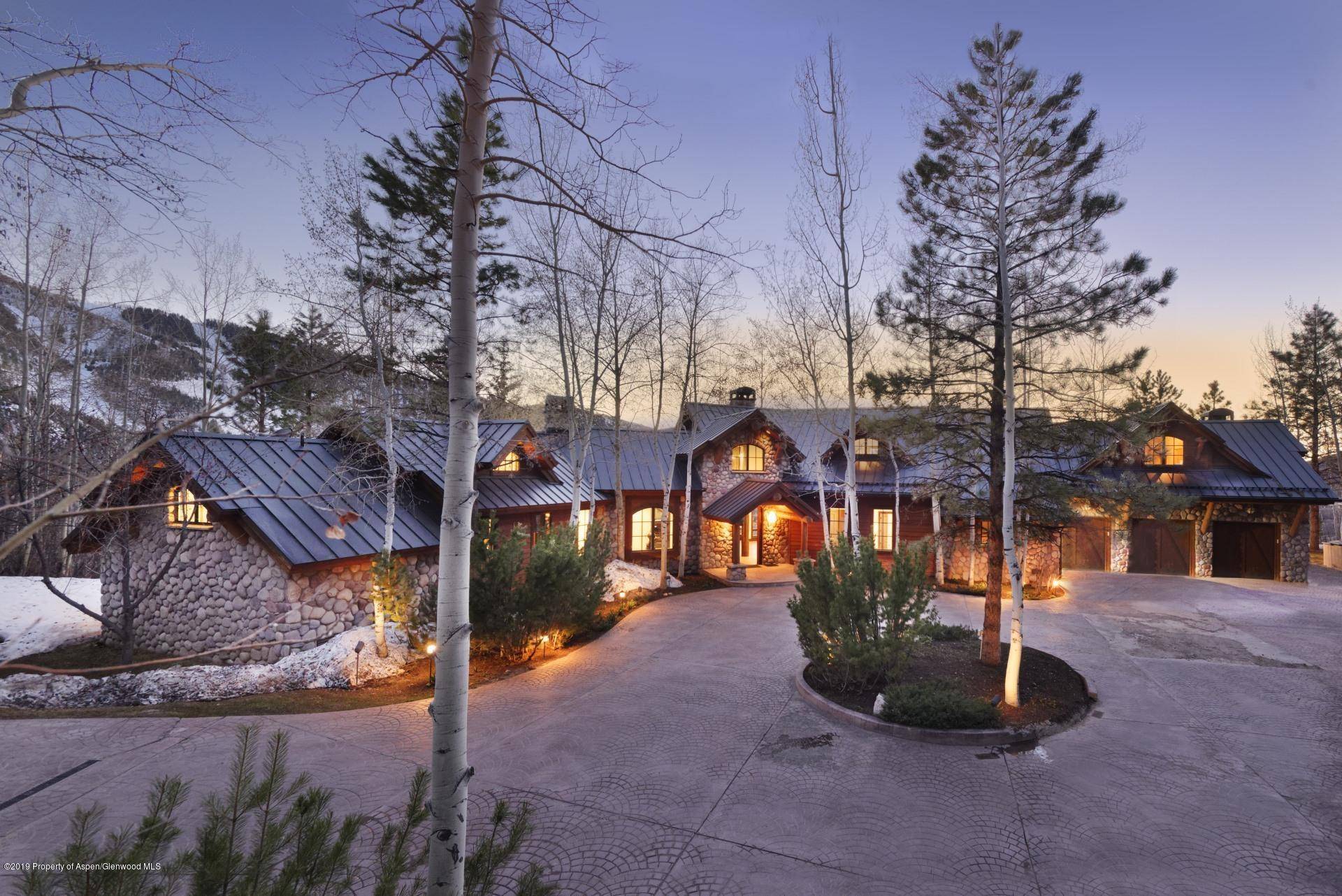 LT Monthly 40K This private mountain retreat, located on Aspen's famous Smuggler Mountain is only minutes to downtown, and is nestled in a forest of evergreen and Aspen trees.