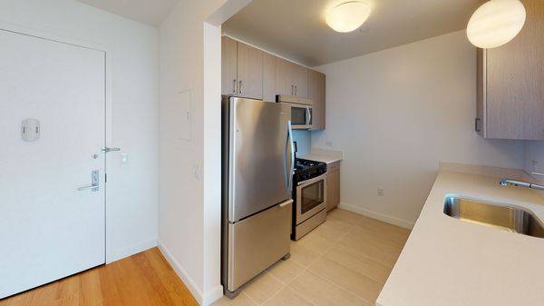 Limited Time Special 2 Month's Free Facing West with stunning views of Manhattan this 1BR 1BA features a fully equipped open kitchen with a breakfast bar, a spacious living room, ...