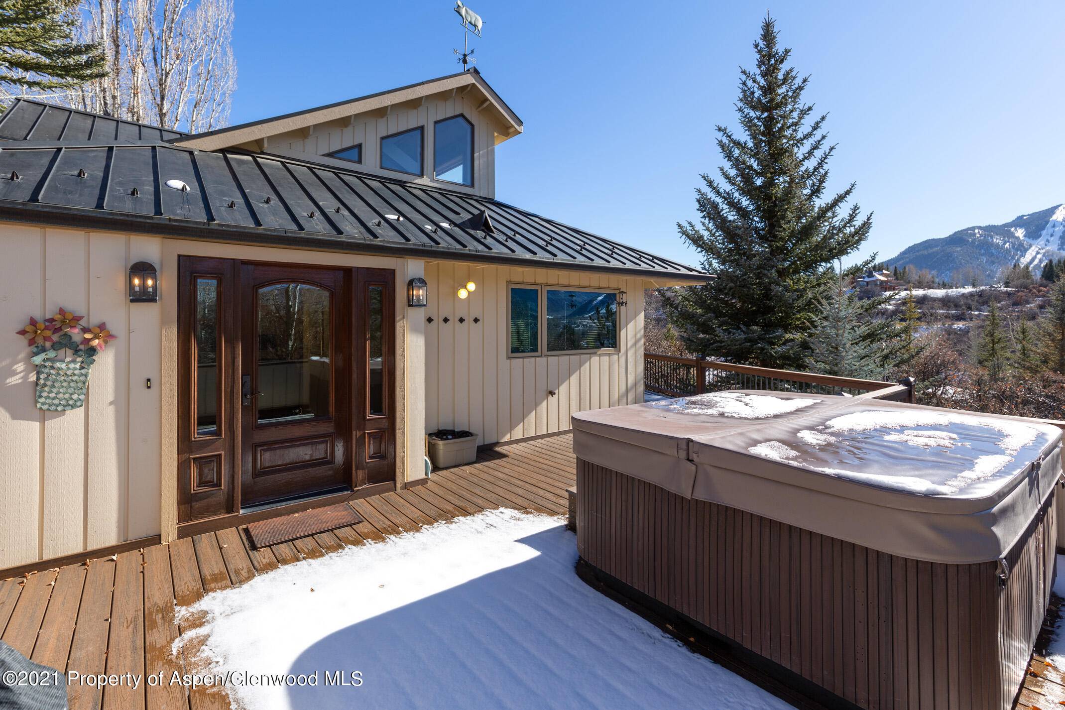 Settled on the Ridge of Red Mountain, you can relax in the hot tub while gazing at the panoramic views of Aspen Mountain, Highlands, Buttermilk and Mt.