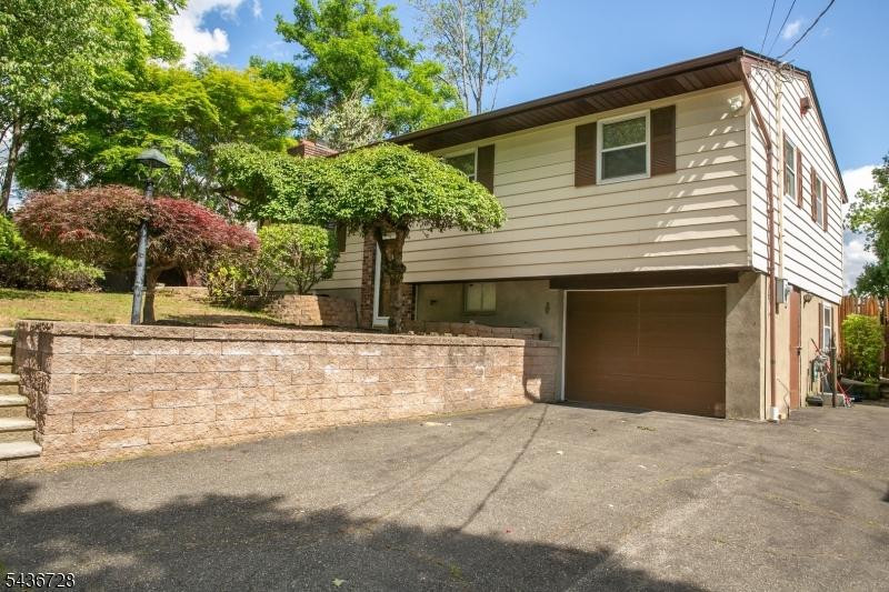 EXPANSIVE DRIVEWAY!