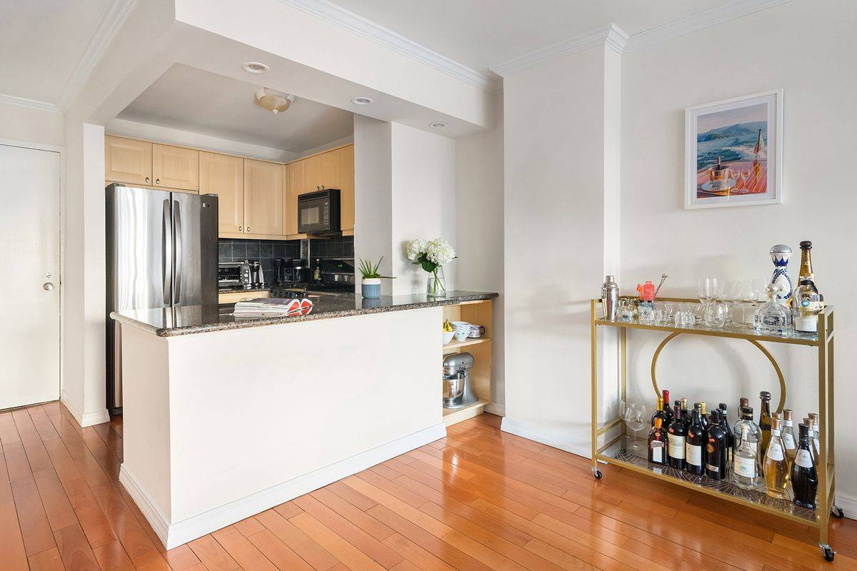 An incredible opportunity to purchase this large One Bedroom Condo home in the Devon Condominium that lies in the heart of Murray Hill !