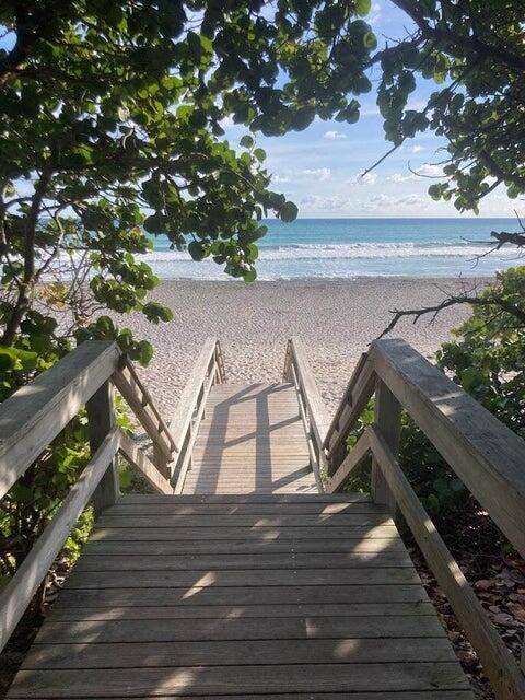 This condo is a 2 minute walk to the beach !