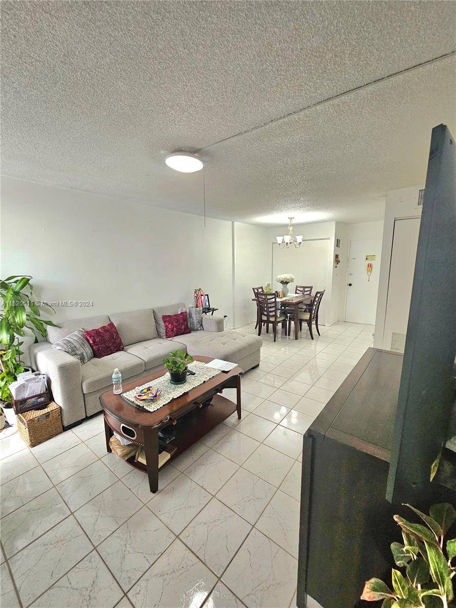 I'd like to present to you a stunning apartment on the first floor, situated near the beach in one of the most luxurious cities in Florida.