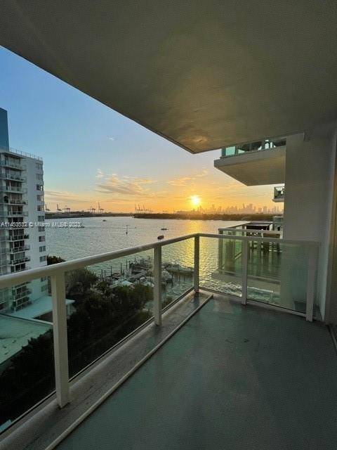 1BR 1 BA WITH A BALCONY IN THE HEART OF SOBE.